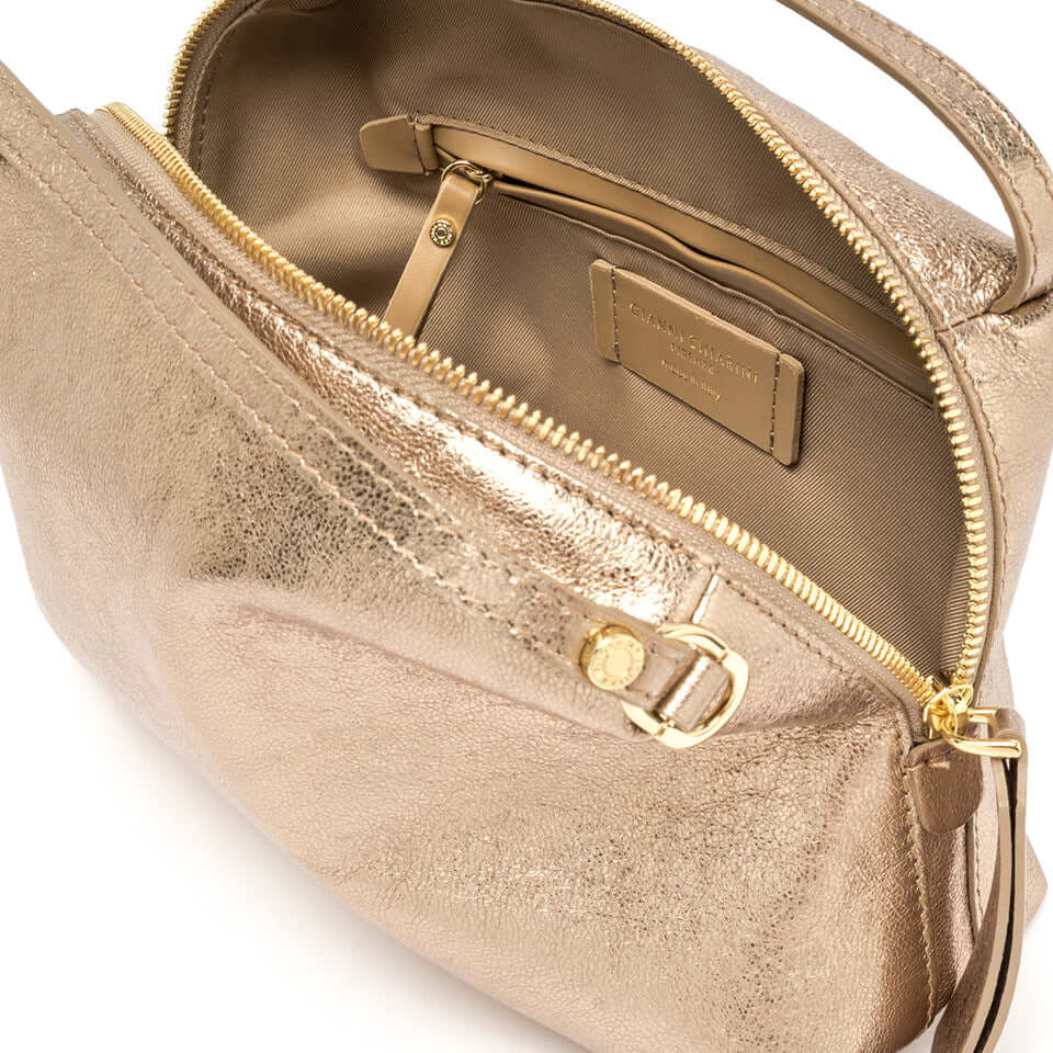 Borsa Alifa in suede metallizzato con interno organizer, firmata Gianni Chiarini. Design elegante e pratico per ogni occasione.