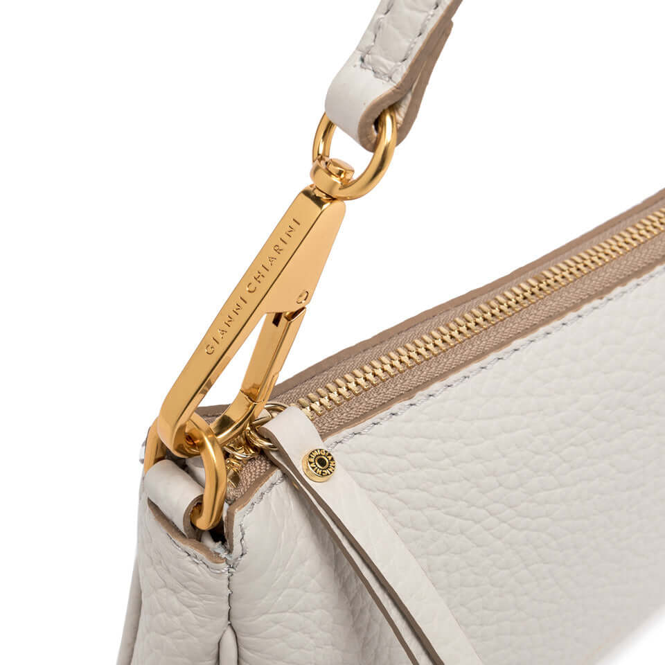 Dettaglio della chiusura con zip e moschettone della borsa BROOKE di Gianni Chiarini in pelle bianca.