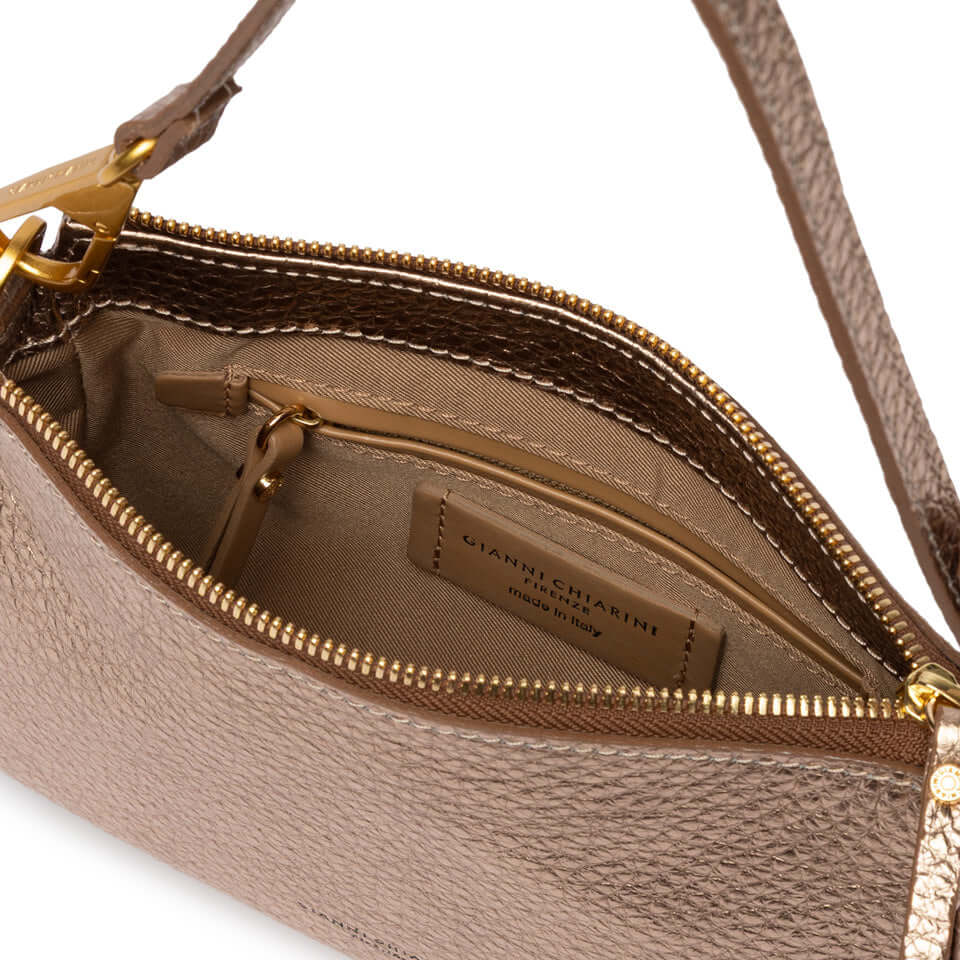 Interno della borsa BROOKE di Gianni Chiarini, in pelle con dettagli essenziali e chiusura con zip.