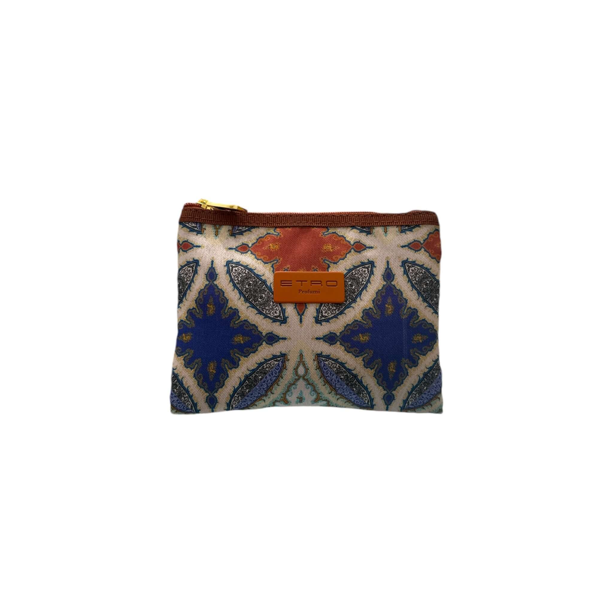 Busta Piccola Satin in nylon lavabile con chiusura a zip, targhetta ETRO, dimensioni 14x11,5x1 cm, design elegante e pratico.