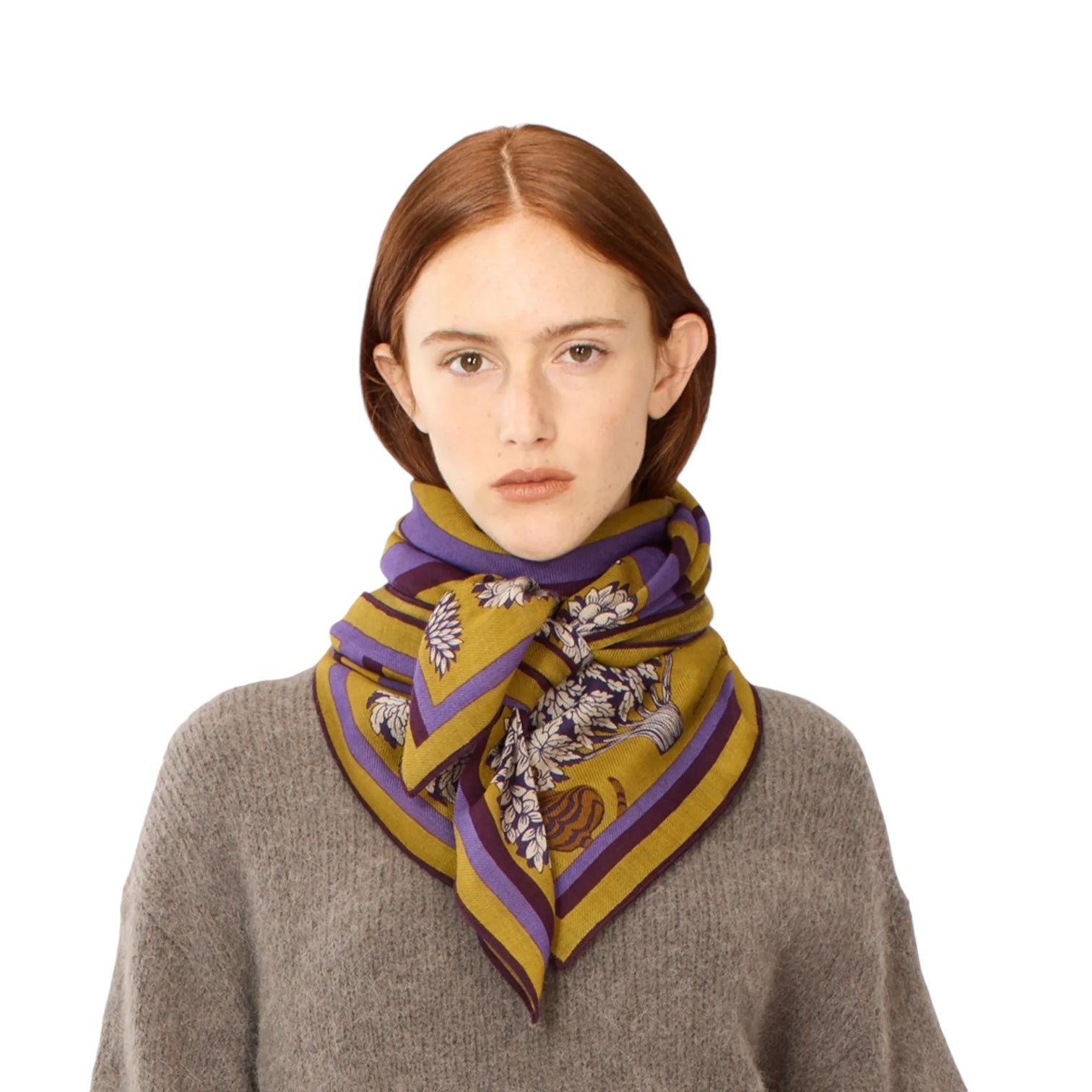 Foulard quadrato Labyrinthe Viola indossato da donna, colore viola e giallo, stile elegante e versatile.