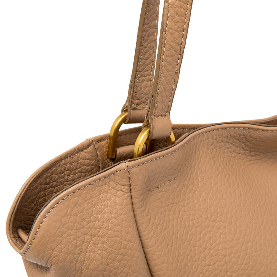 Dettaglio della borsa CECILE di Gianni Chiarini in pelle grana maxi con due manici e finiture dorate.