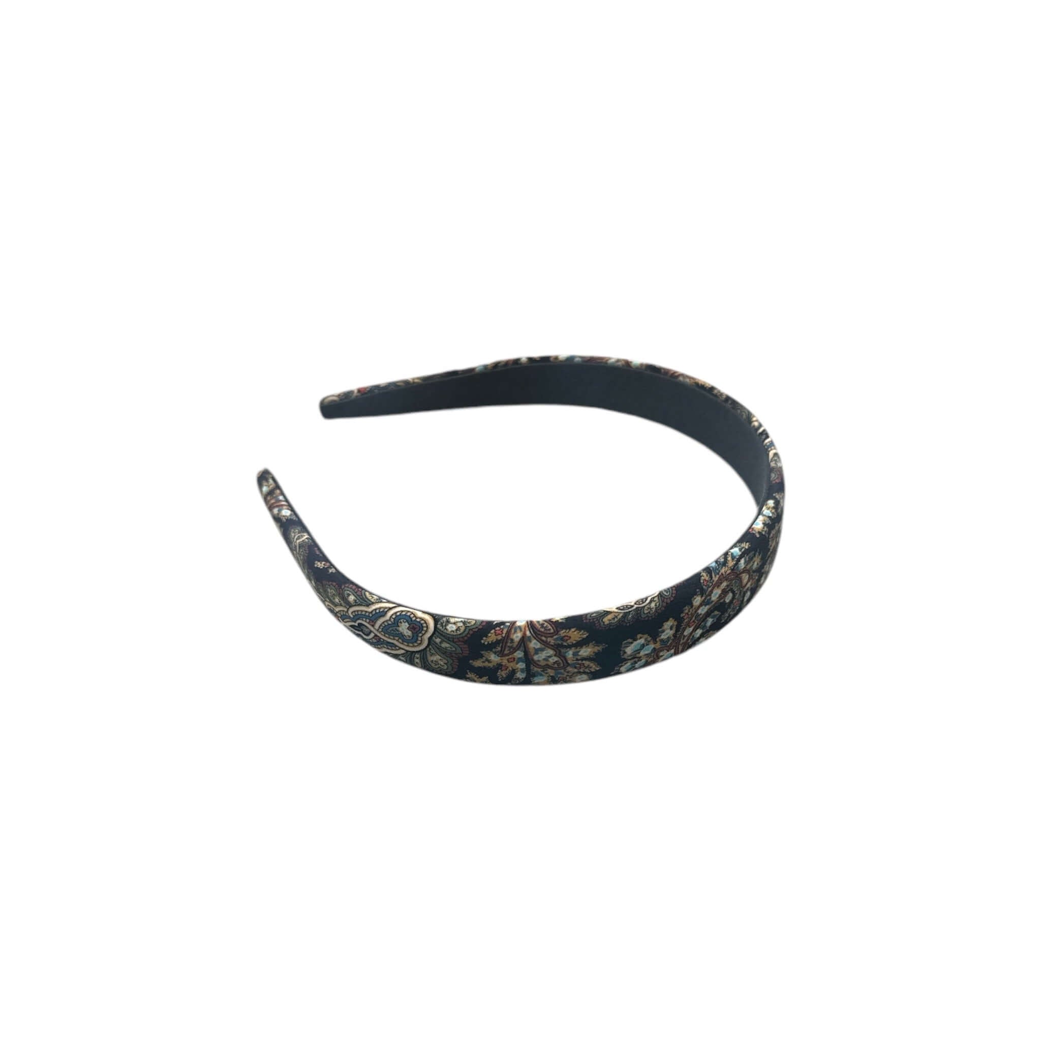 Cerchietto Medio Piatto, elegante fascia per capelli in seta e poliestere con design piatto, versatile e raffinato.