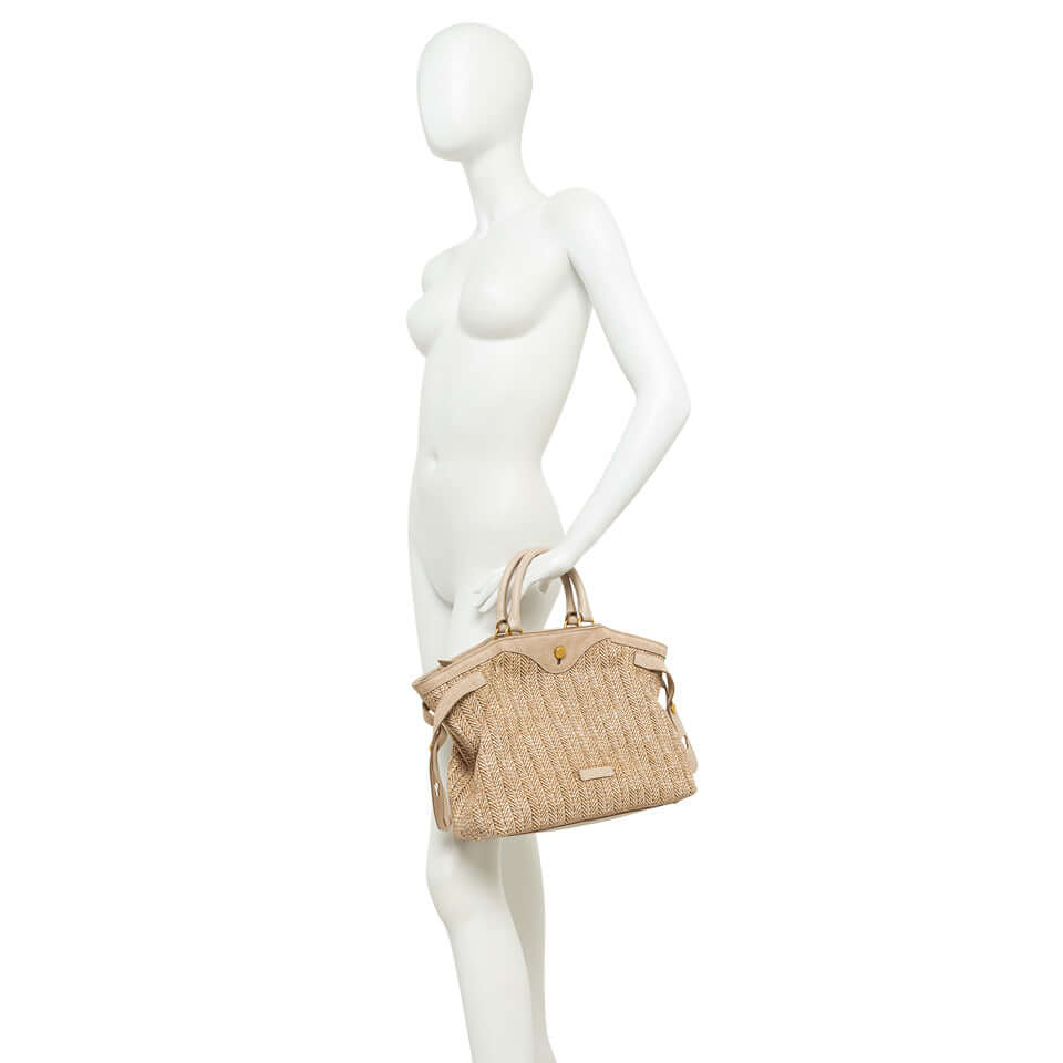 Claudette borsa in paglia intrecciata di Gianni Chiarini, versatile e chic, con manici in pelle e tracolla regolabile.