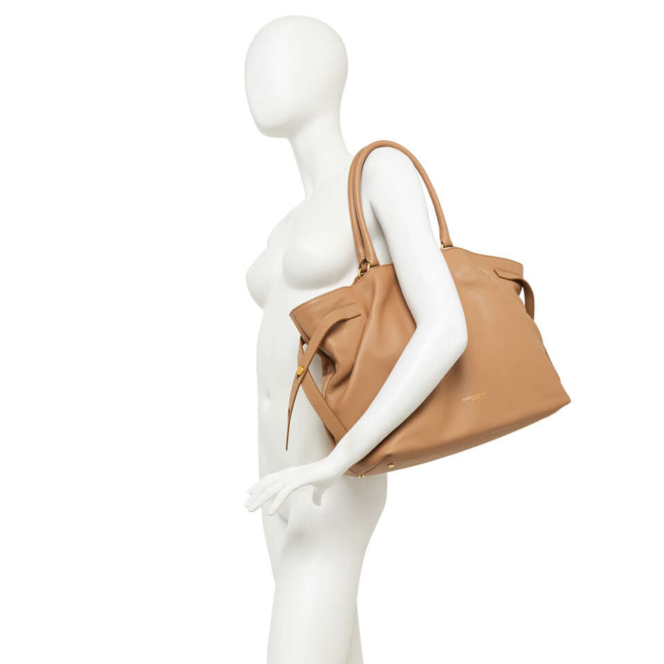 Borsa CLAUDETTE di Gianni Chiarini in pelle martellata, elegante e versatile, con dettagli in metallo.