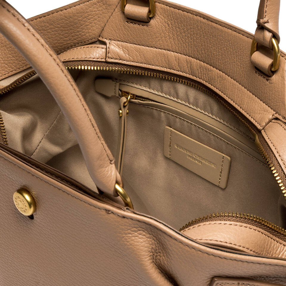 Interno della borsa CLAUDETTE di Gianni Chiarini, in pelle martellata con tasca e dettagli in metallo.