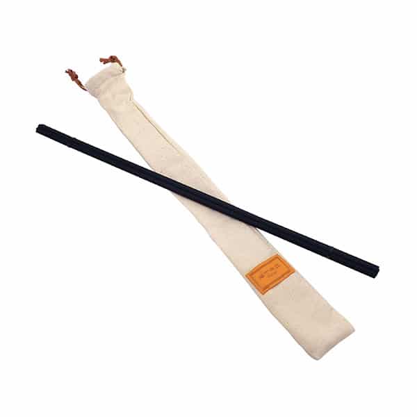 Confezione di midollini per profumare l'ambiente con sacchetto in cotone, due bastoncini neri da 40 cm.