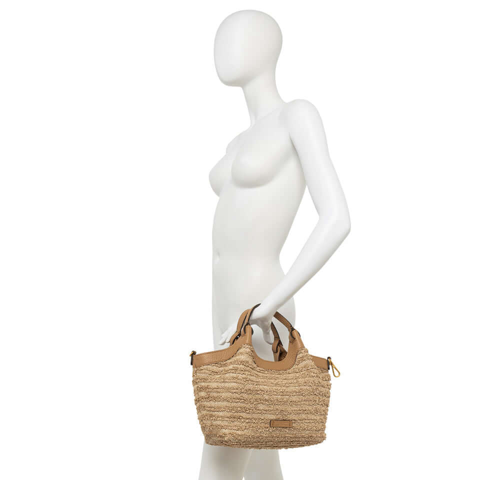DUA straw bag with dual leather handles, versatile design, dimensions 24x27x12 cm, displayed on a mannequin.