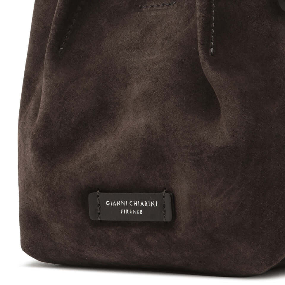 Dettaglio della minibag DUA in pelle scamosciata Gianni Chiarini, design contemporaneo e pratico.