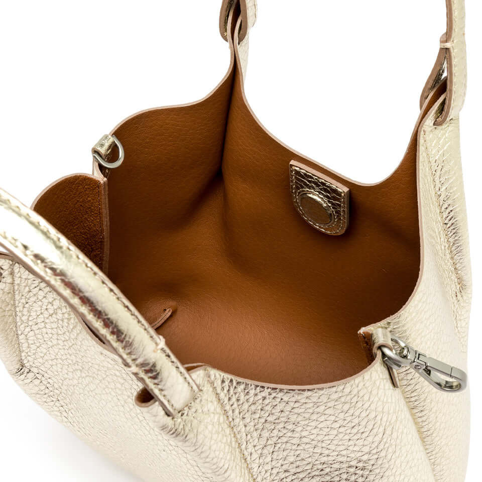 Interno della borsa DUA in pelle grana maxi, con monoparto sfoderato e manici in tono.