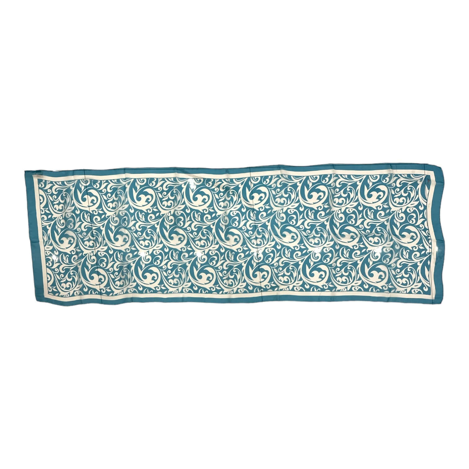 Elegante sciarpa di seta 100% con motivo decorativo, dimensioni 70x200 cm, perfetta per aggiungere un tocco di lusso.