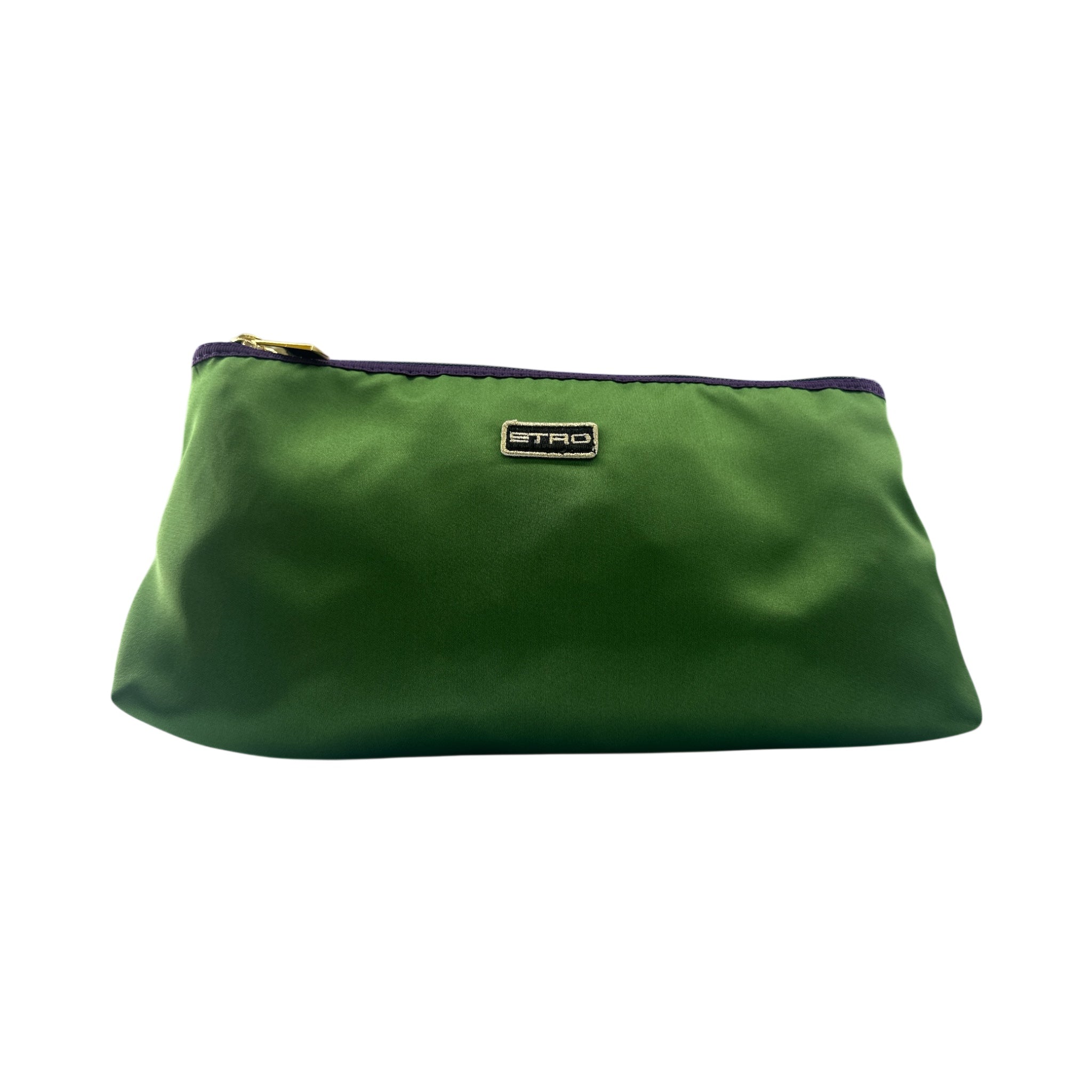 Trousse make up elegante in satinato verde con logo Etro, perfetta per organizzare i tuoi prodotti di bellezza.