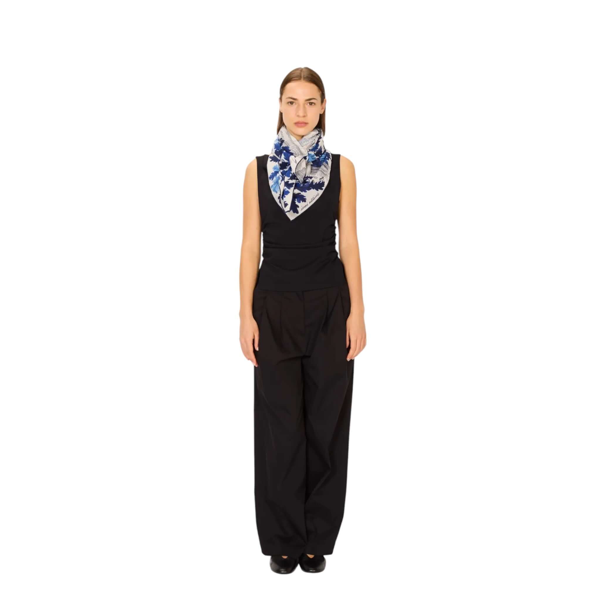 Foulard Quadrato Amboise indossato da una donna, disponibile in design stampato a mano su sfondo bianco.