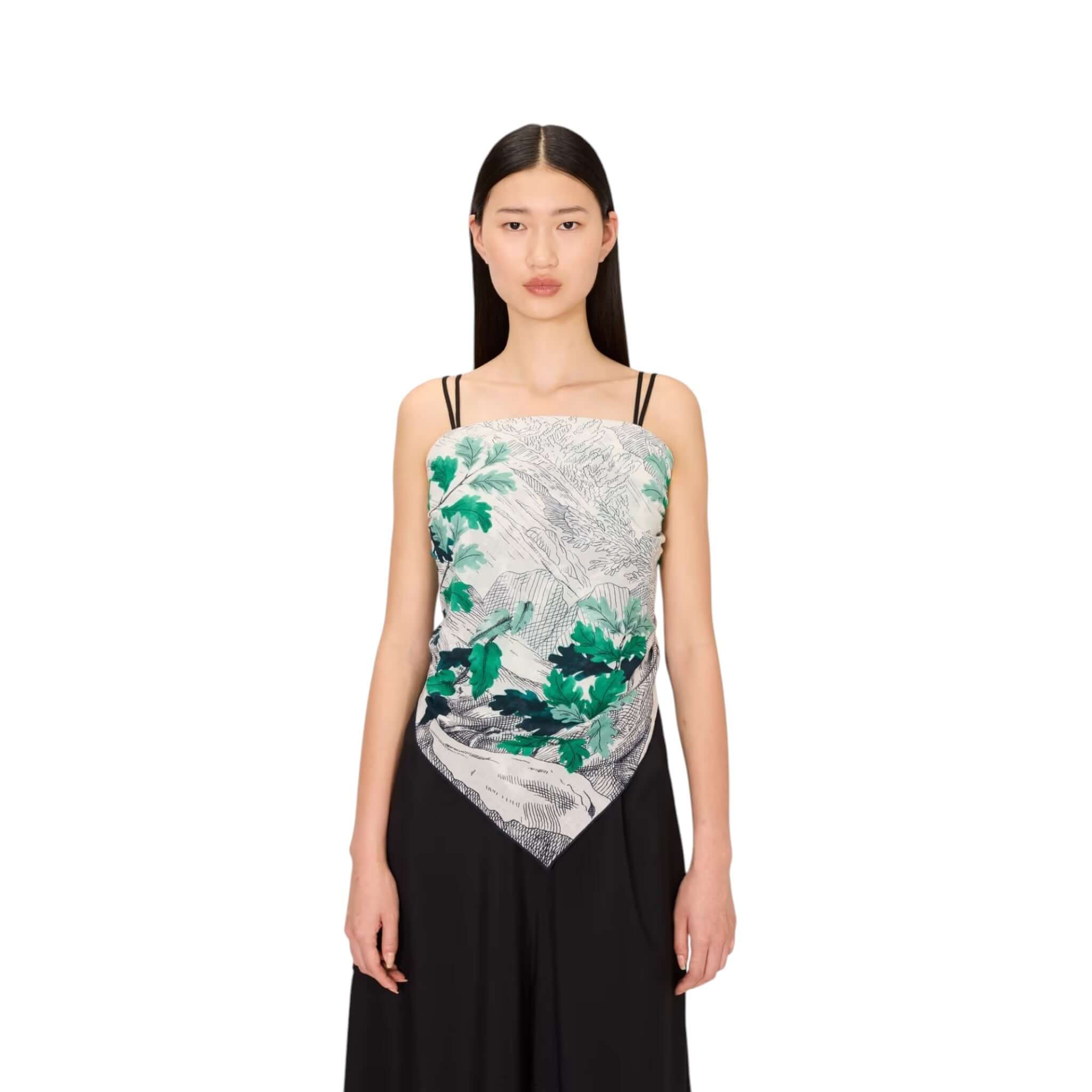 Foulard Quadrato Amboise indossato da donna con motivi verdi e neri, ideale per look eleganti, lavabile a 30°.