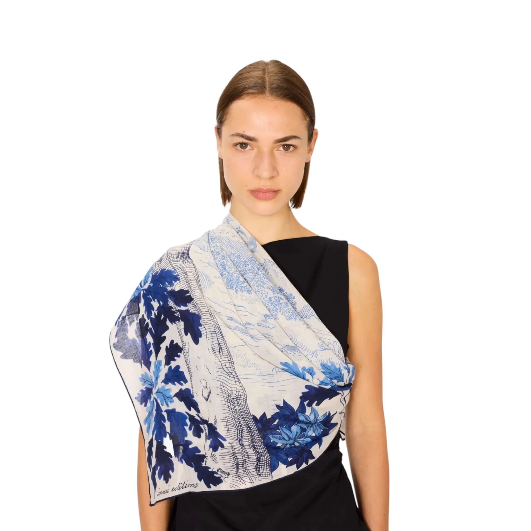 Foulard Quadrato Amboise in blu e bianco indossato da donna, con motivo floreale stampato a mano.