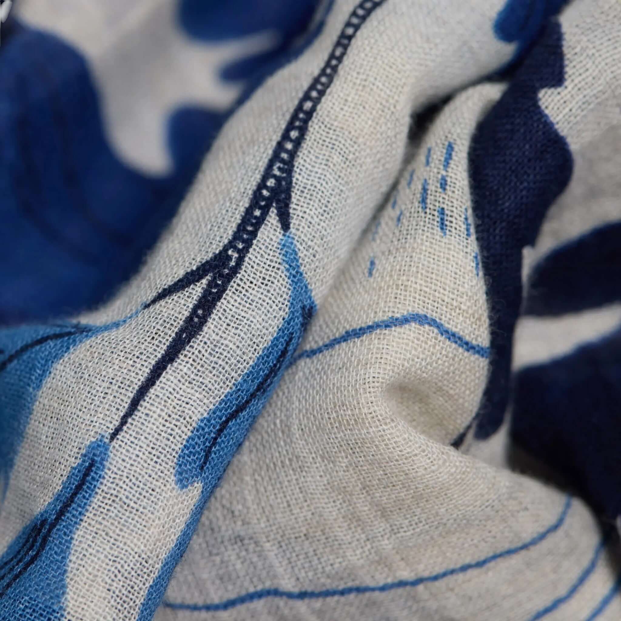 Foulard Quadrato Amboise, foulard stampato a mano con motivi blu su fondo chiaro, ideale per ogni outfit.