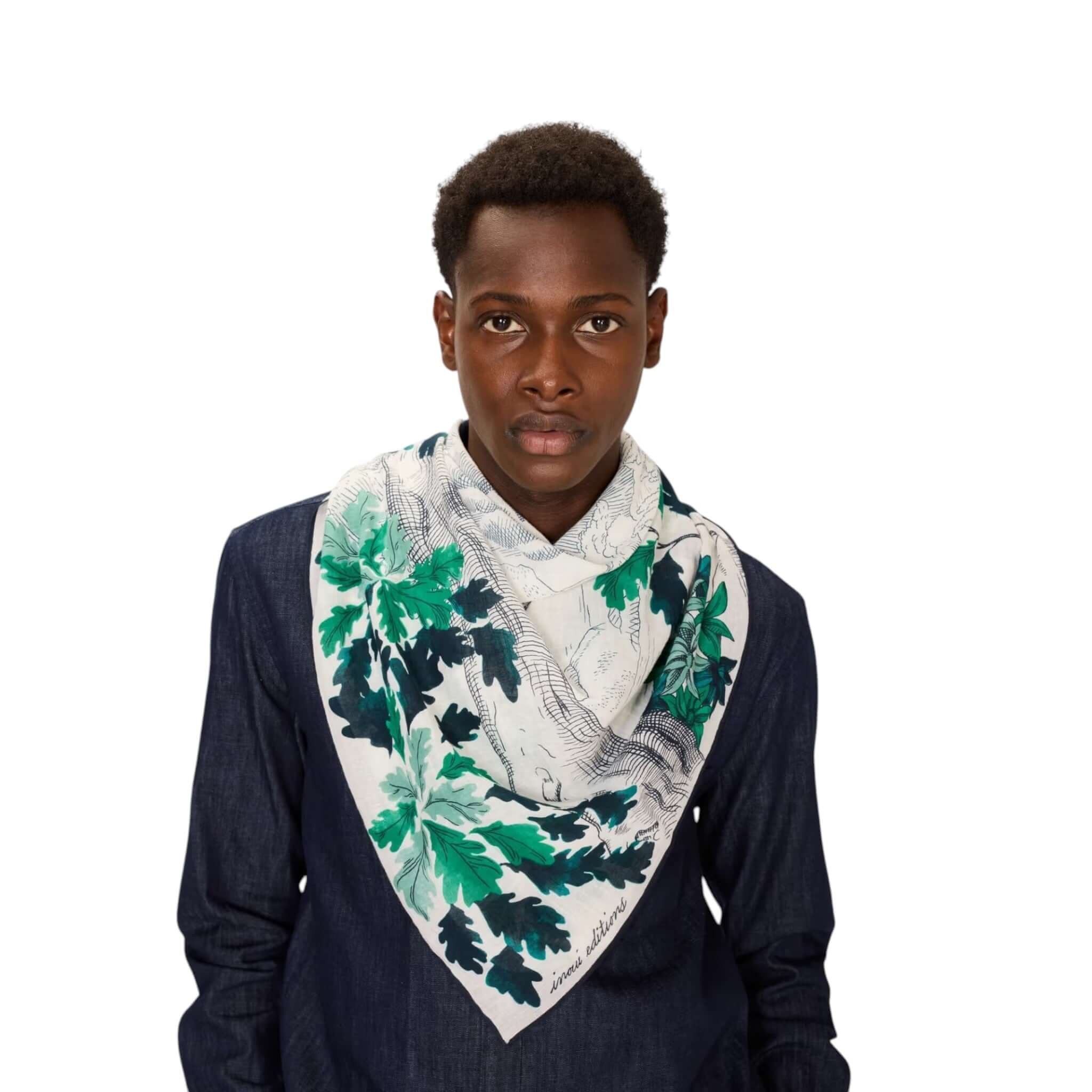 Foulard Quadrato Amboise indossato da un uomo, con motivo verde su sfondo bianco, stampato a mano e lavabile a 30°.