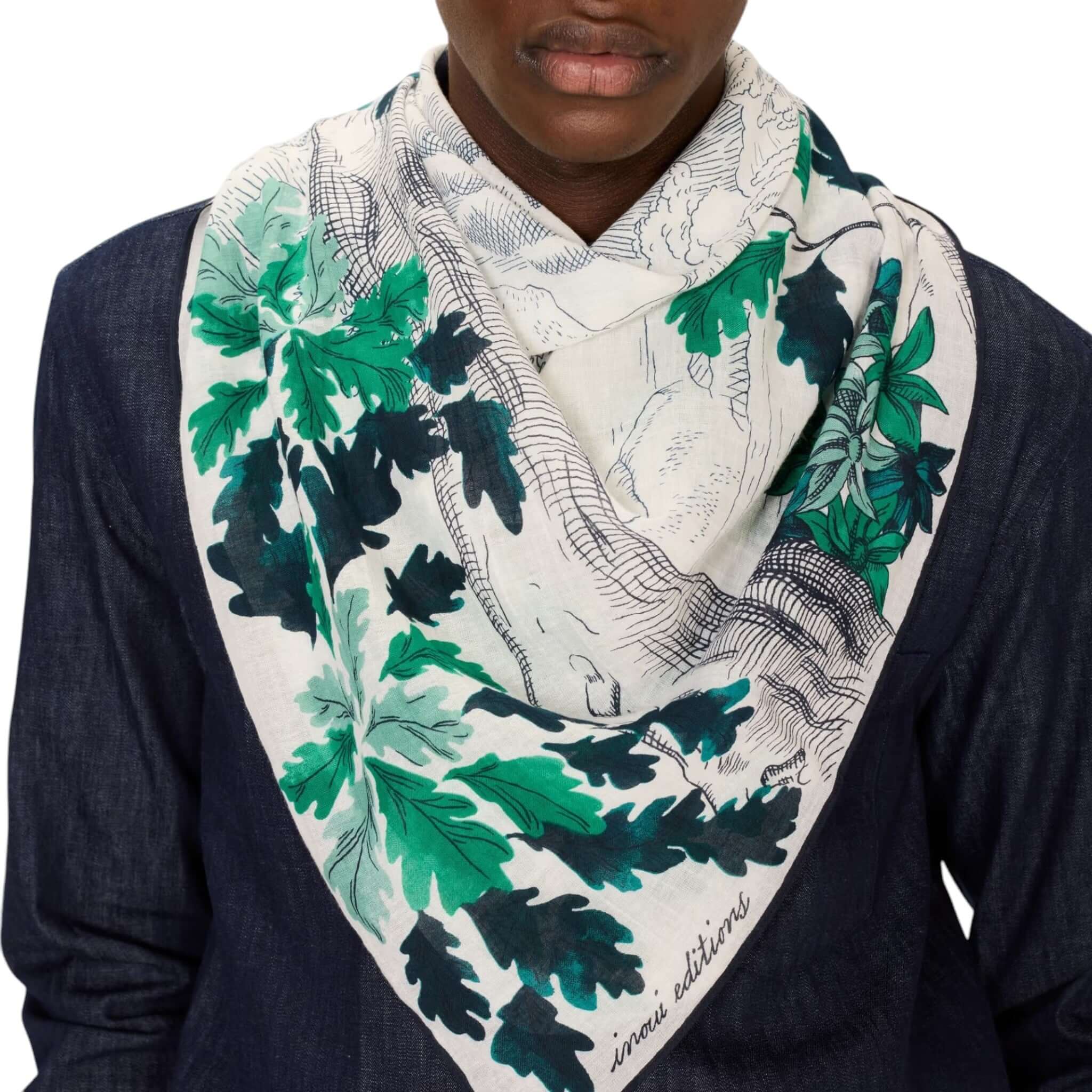 Foulard Quadrato Amboise, foulard stampato a mano con motivi naturali, ideale per creare stile e comfort.