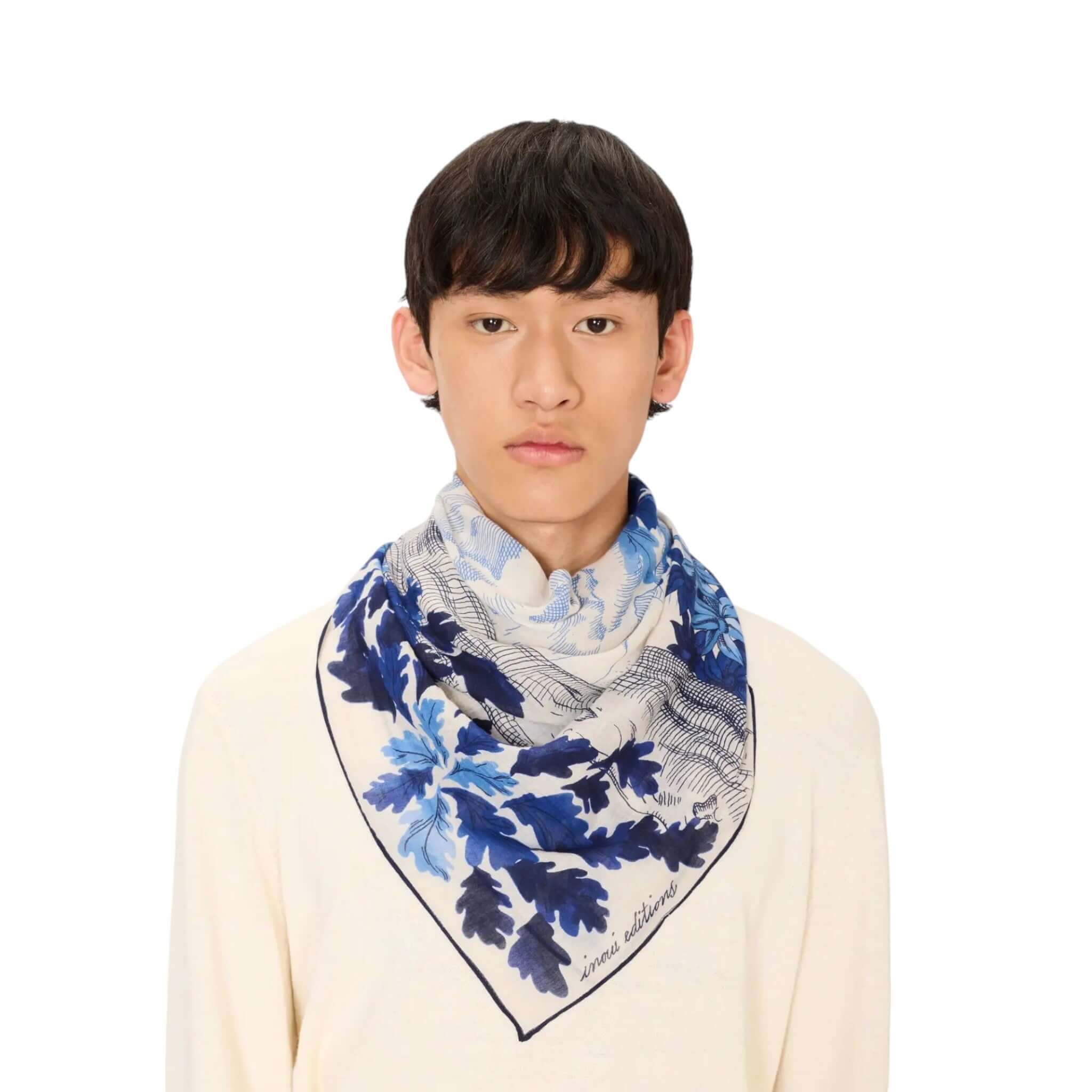 Foulard Quadrato Amboise indossato da un uomo con design a foglia blu, ideale per ogni occasione. Lavabile a 30°.