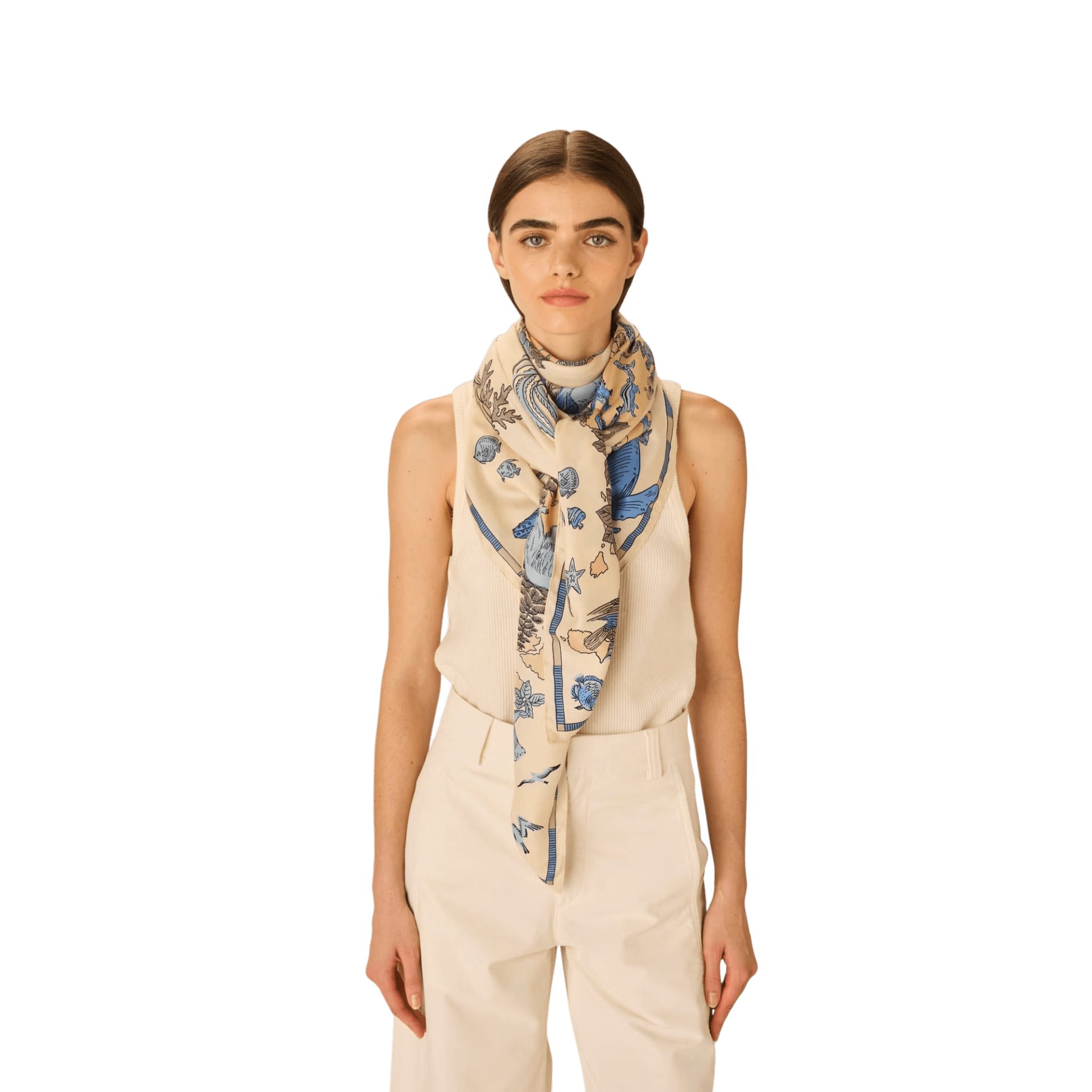 Foulard quadrato in seta con design floreale indossato da una modella.