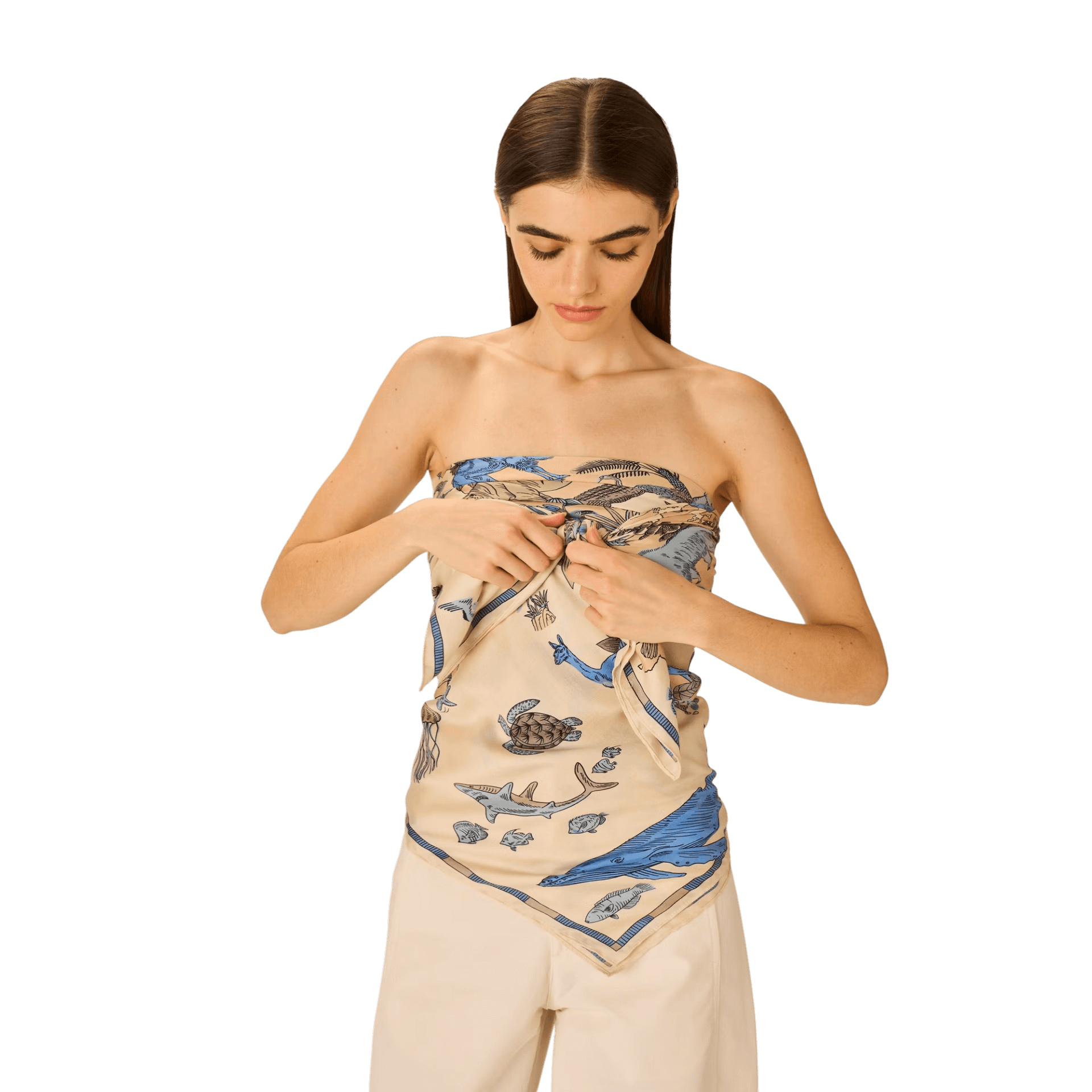 Foulard quadrato in seta raffigurante un motivo marino, indossato da una giovane donna.