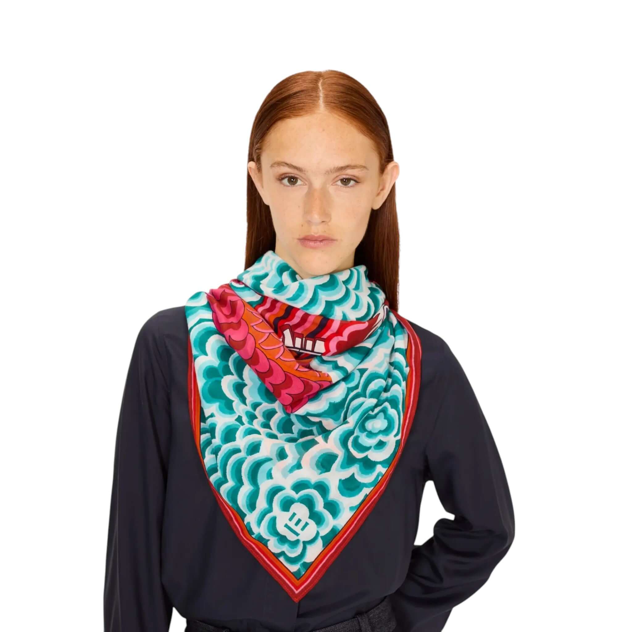 Foulard Quadrato Dragon indossato da una donna, con stampa floreale vibrante e colori vivaci, su sfondo bianco.