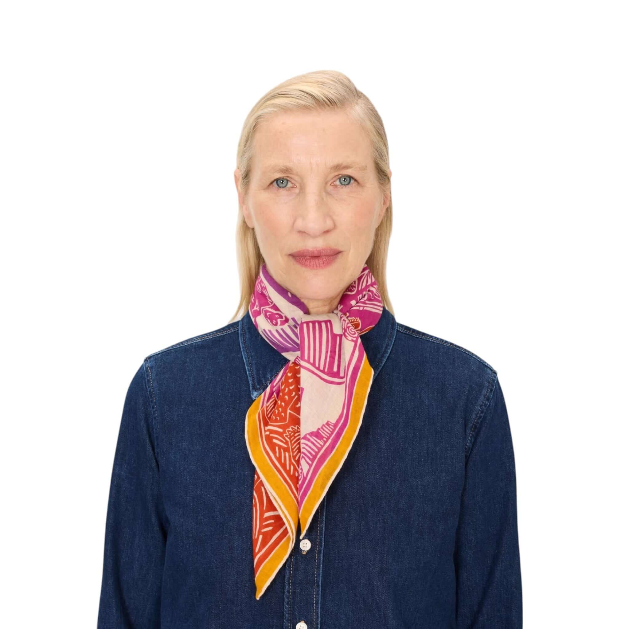 Foulard Quadrato Jungle indossato da donna, elegante stampa a mano con colori vivaci, perfetto per ogni occasione.