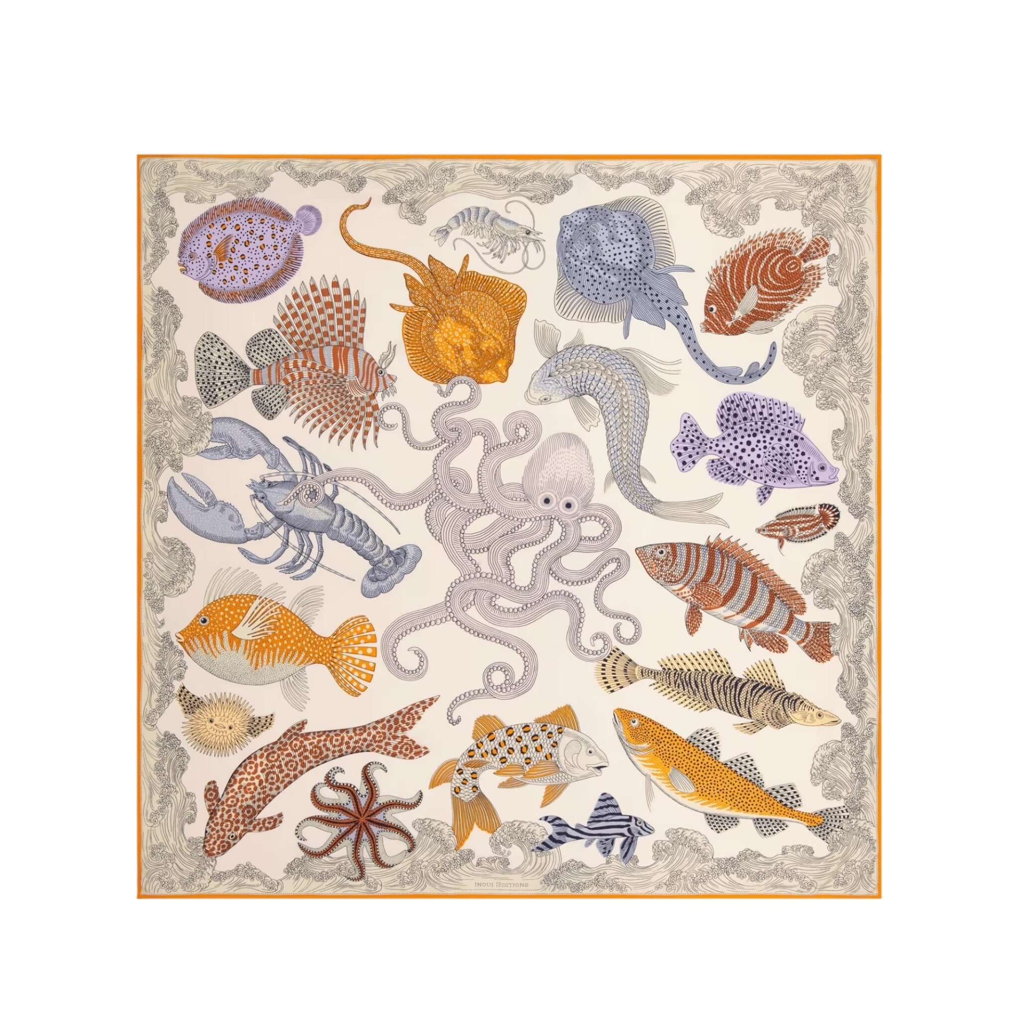 Foulard quadrato Poseidon con disegni di pesci e creature marine su fondo chiaro, in seta modal.