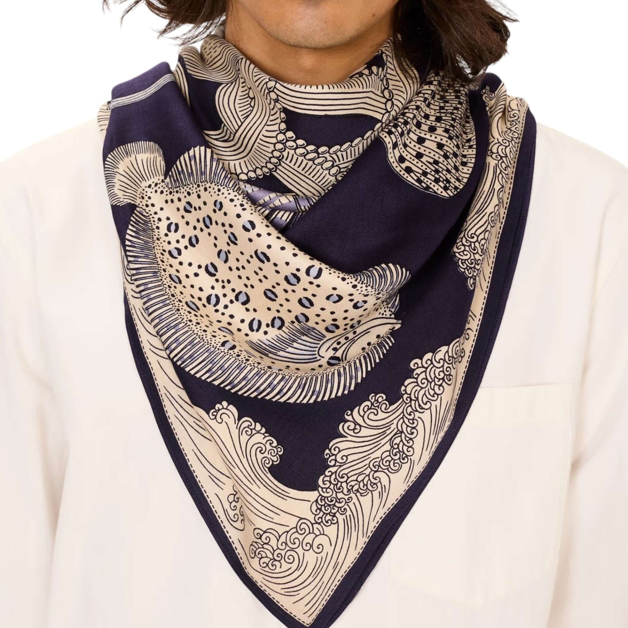 Foulard Quadrato Poseidon in seta modal, design artistico con colori cangianti e drappeggio sartoriale.