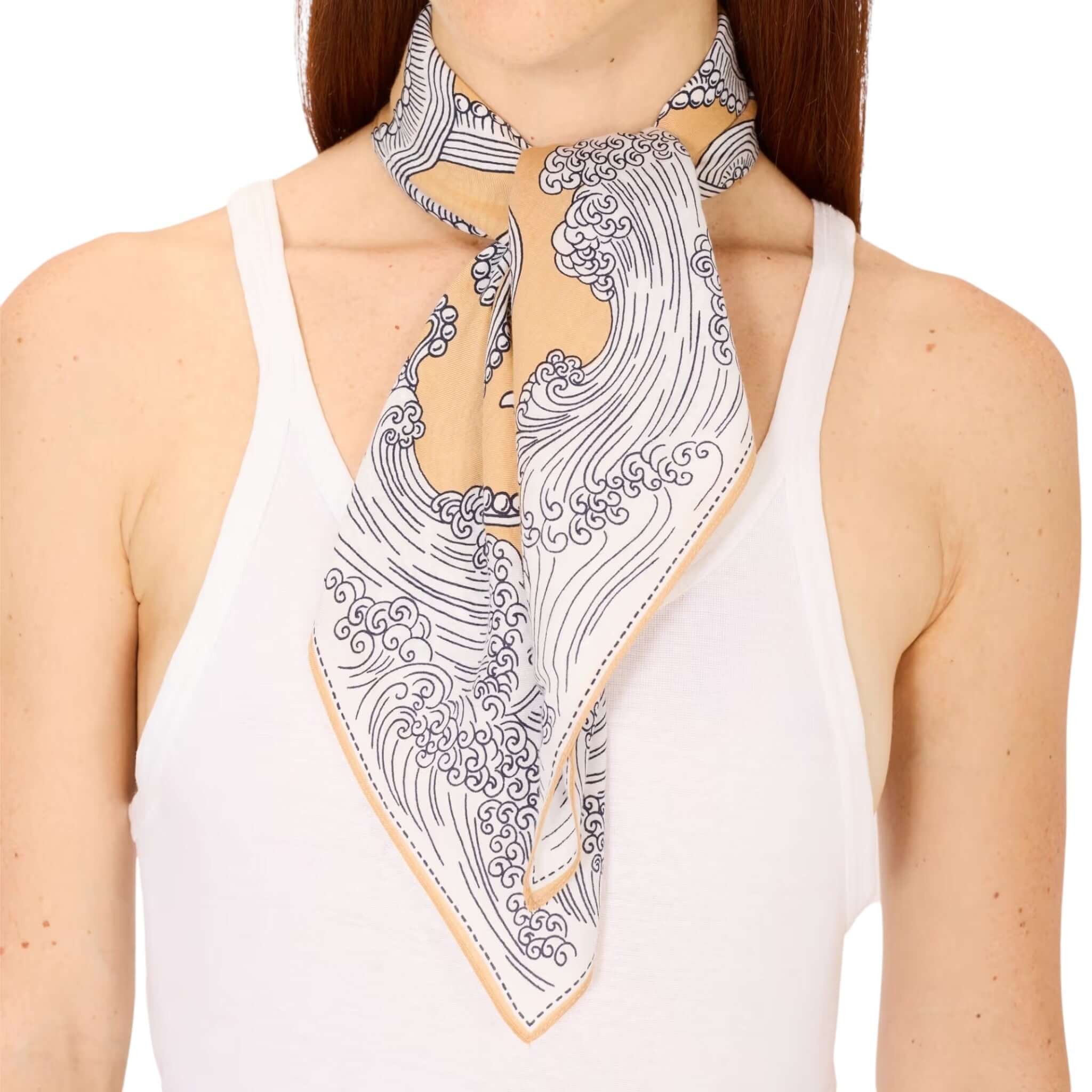 Foulard quadrato Poseidon con design onde, indossato al collo, in materiale lucente e fine.