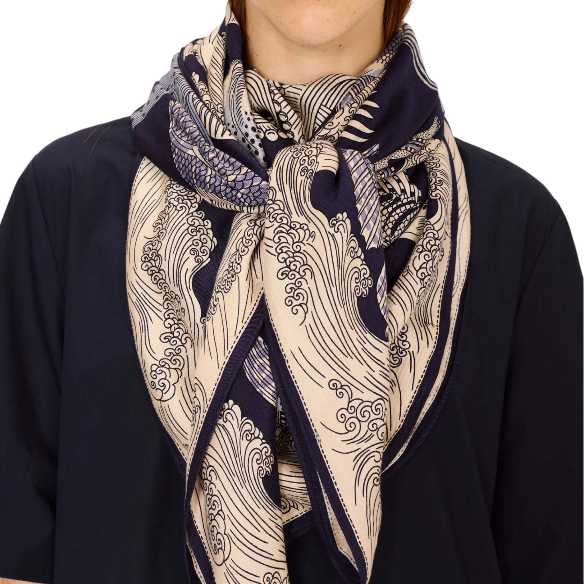 Foulard Quadrato Poseidon in seta modal con motivo onde, indossato elegantemente al collo.