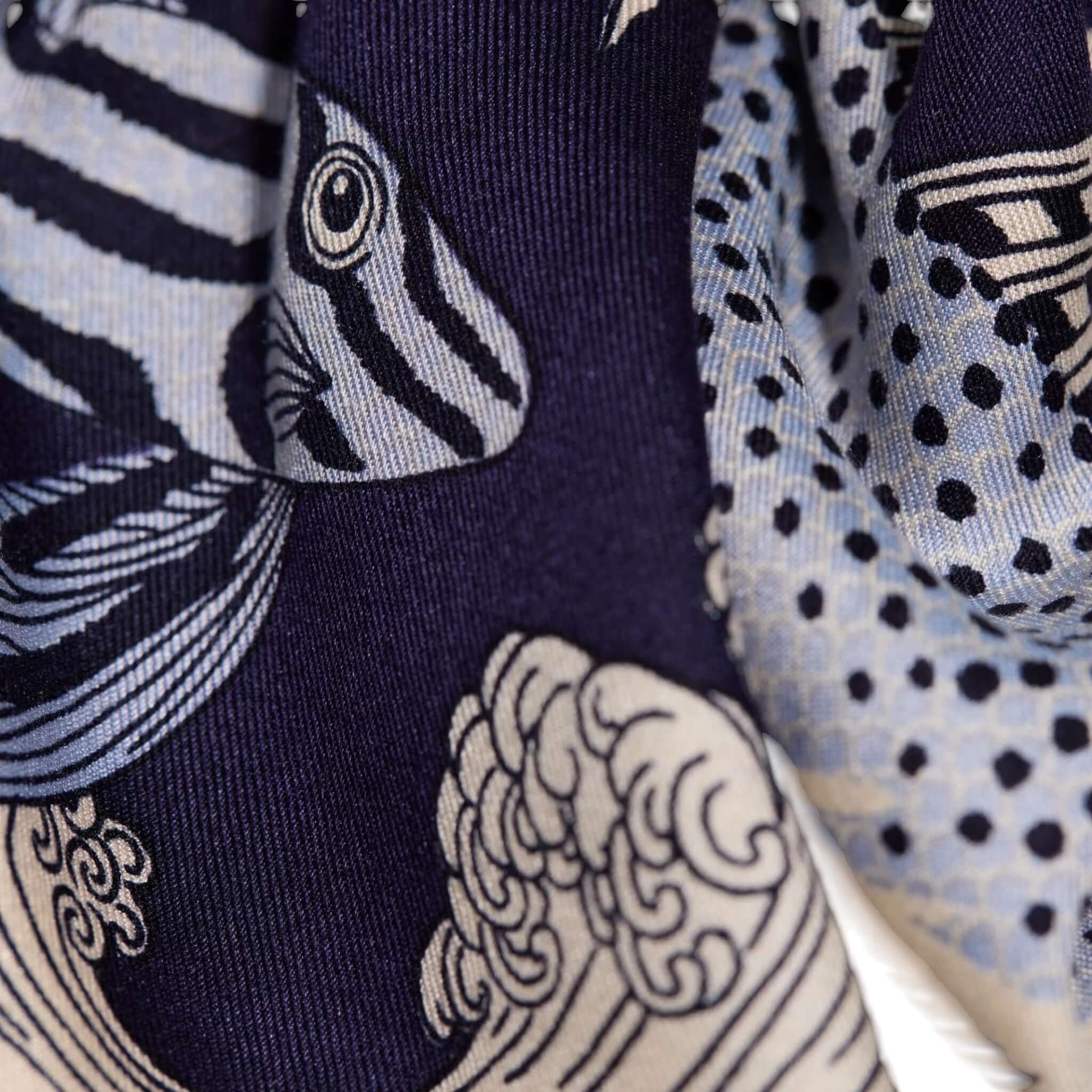 Foulard Quadrato Poseidon in seta modal con design di pesci e onde, ideale per uno stile elegante e raffinato.