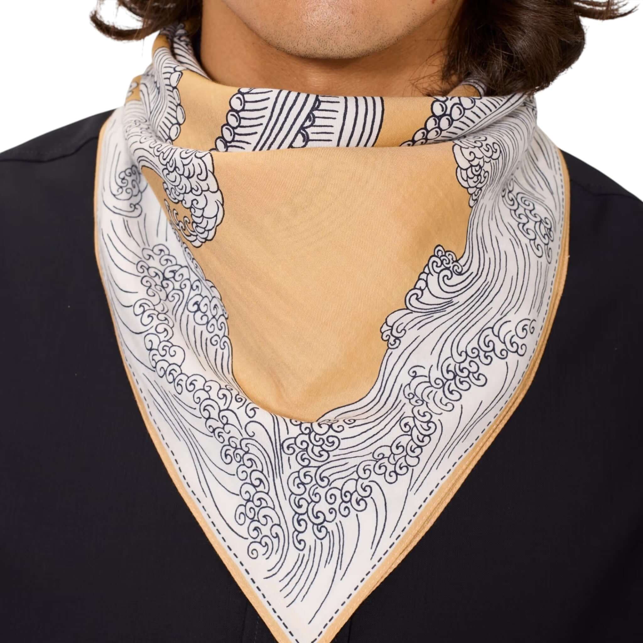 Foulard quadrato Poseidon, foulard stampato a mano con design onde, indossato intorno al collo.
