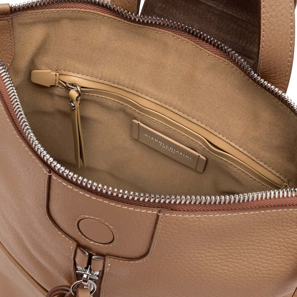 Interno dello zaino GIADA di Gianni Chiarini con tasca con zip e spazio organizzato.