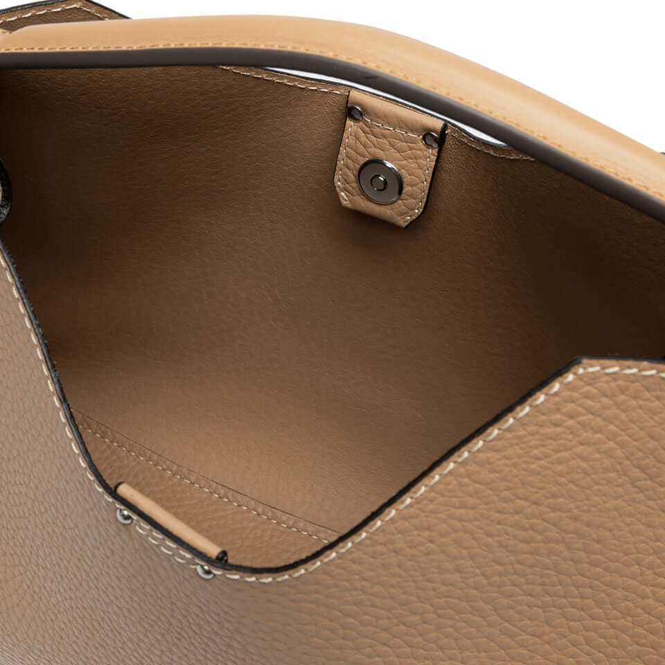 Interno della borsa AURORA di Gianni Chiarini, evidenziando pelle martellata e dettagli eleganti.