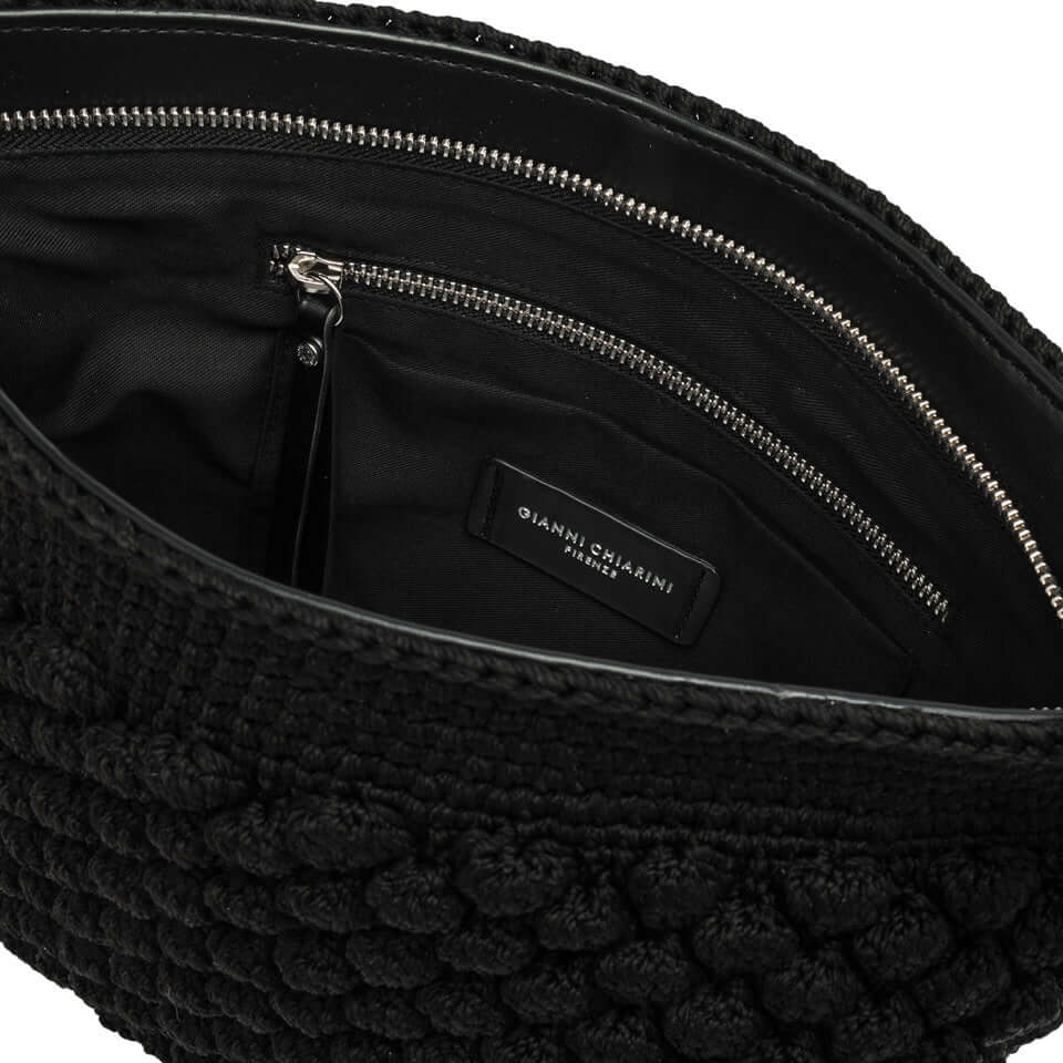 Interno della pouch Bella di Gianni Chiarini, con foderato in canvas, tasca piatta e chiusura zip.