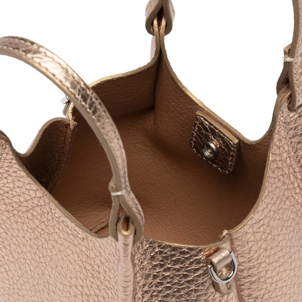 Interno della borsa DUA di Gianni Chiarini, realizzata in pelle bubble double con texture unica.