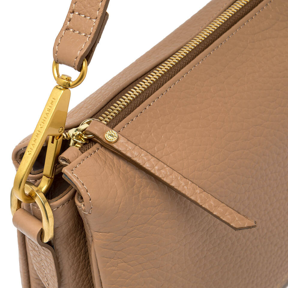 BROOKE by Gianni Chiarini, detailed view of zipper and removable handle in max grain leather.