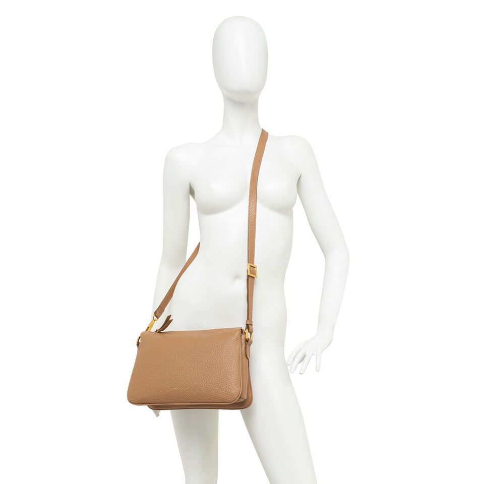 Brooke by Gianni Chiarini, elegant leather handbag with zip closure and removable strap, perfect for daily use.