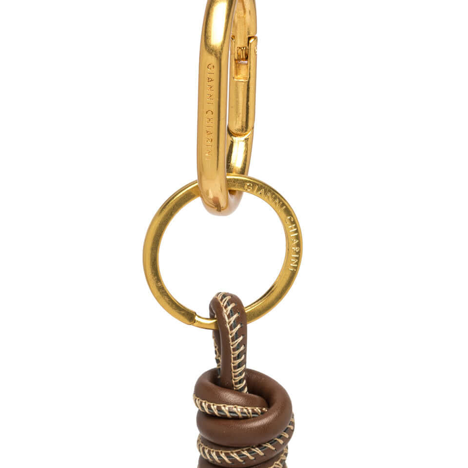 CHARM Gianni Chiarini con moschettone logato e dettagli in pelle, accessorio originale per borse.