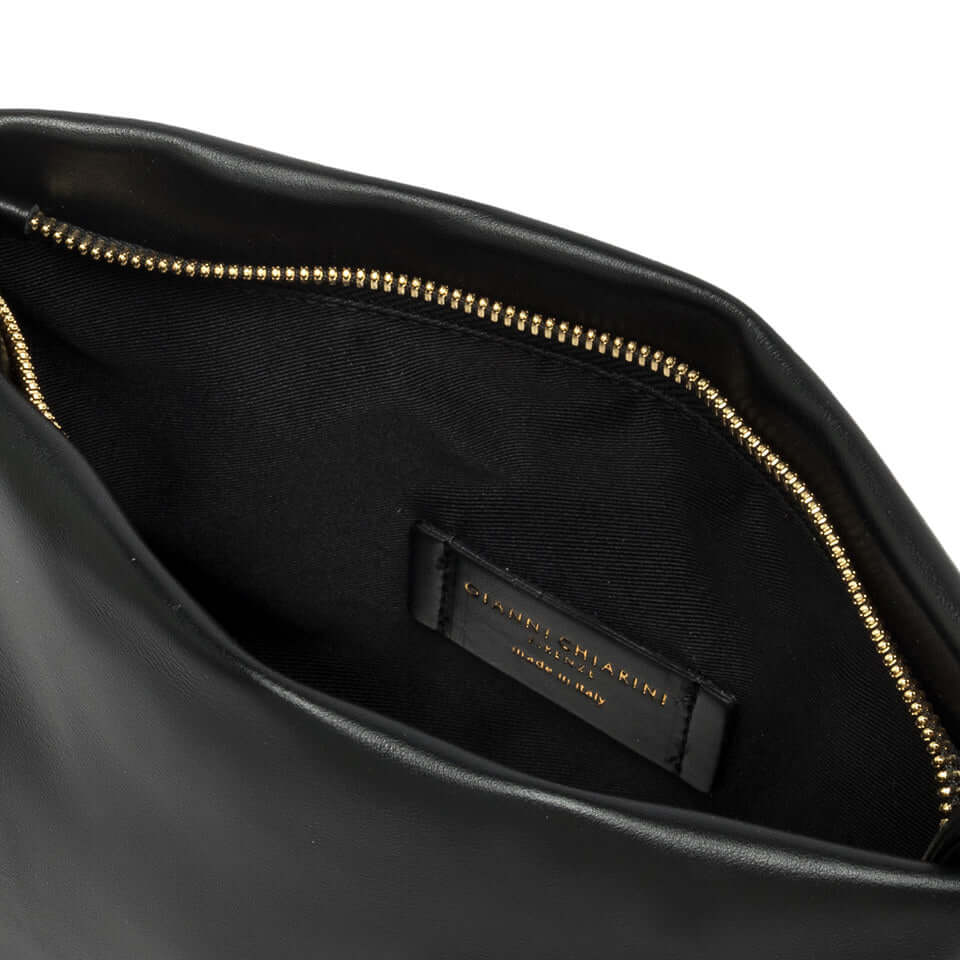 Interno della borsa FANNY di Gianni Chiarini, in pelle con chiusura a zip e dettagli eleganti.