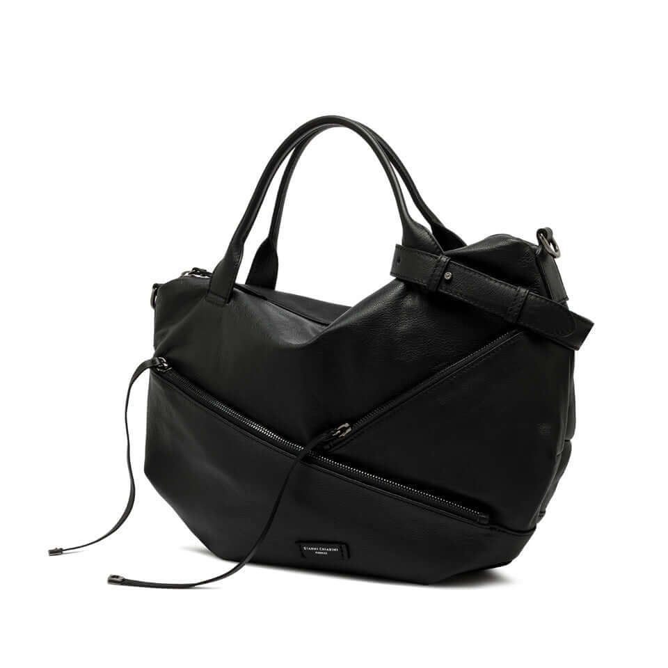 Borsa SHANIA di Gianni Chiarini, in morbida pelle nera, con tasche asimmetriche e chiusura zip, versatile per portabilità a mano e crossbody.