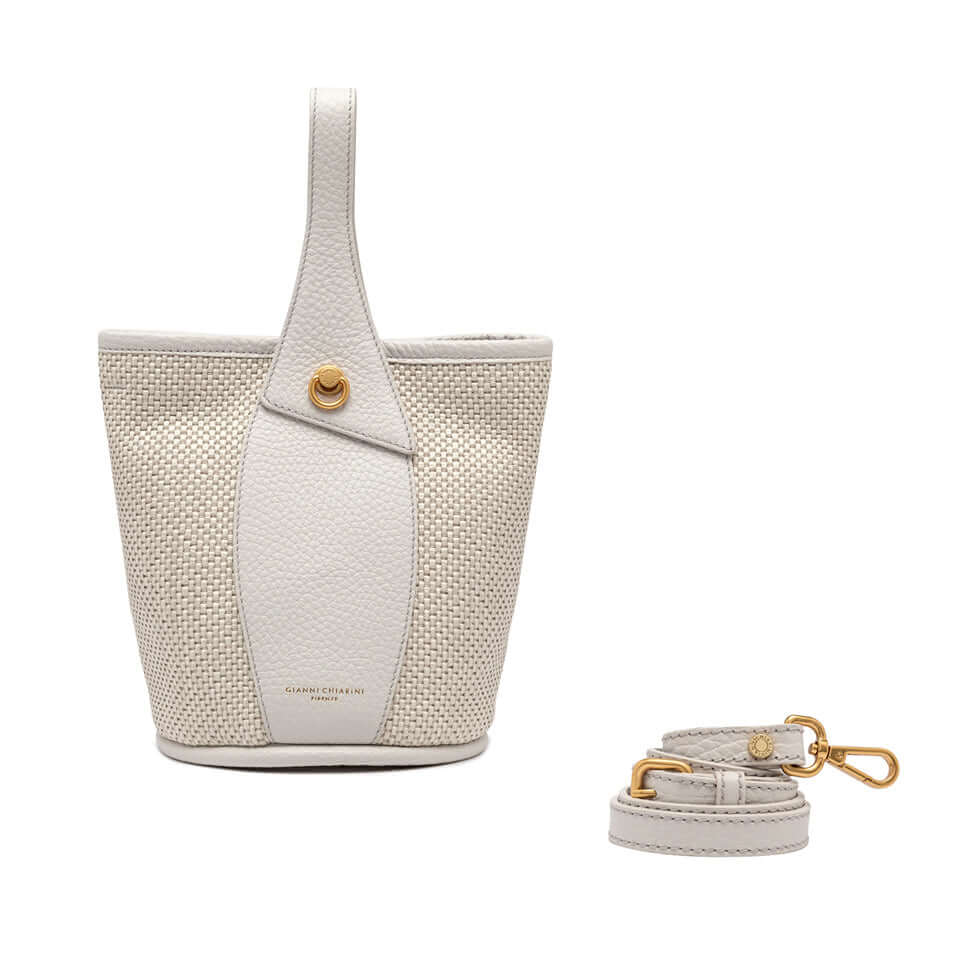 Borsa secchiello ESTER di Gianni Chiarini in tessuto di paglia intrecciata, colore chiaro, con tracolla removibile.