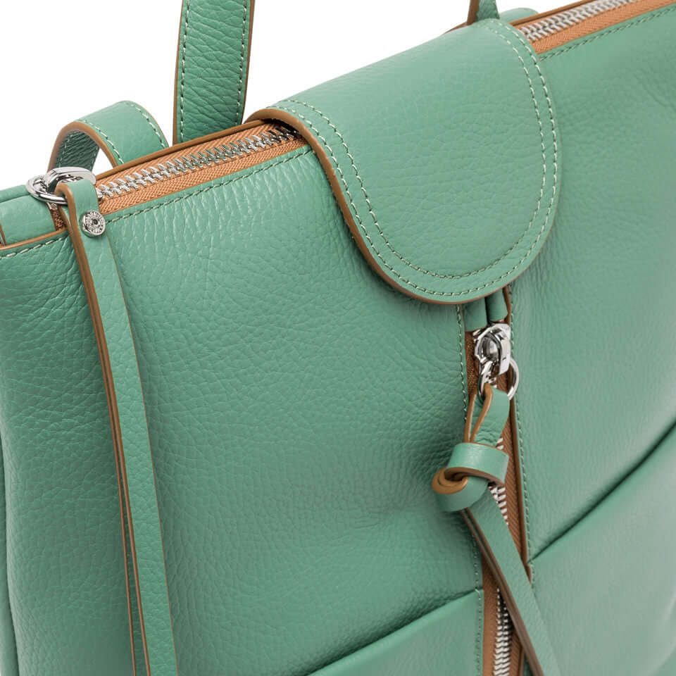 Giada zaino in pelle martellata verde, con chiusura zip e manico regolabile, ideale per uso quotidiano.