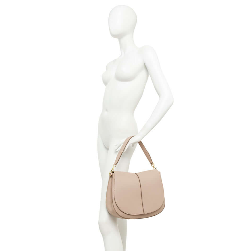 Modella con borsa Helena Round di Gianni Chiarini Firenze, realizzata in pelle martellata, design contemporaneo.