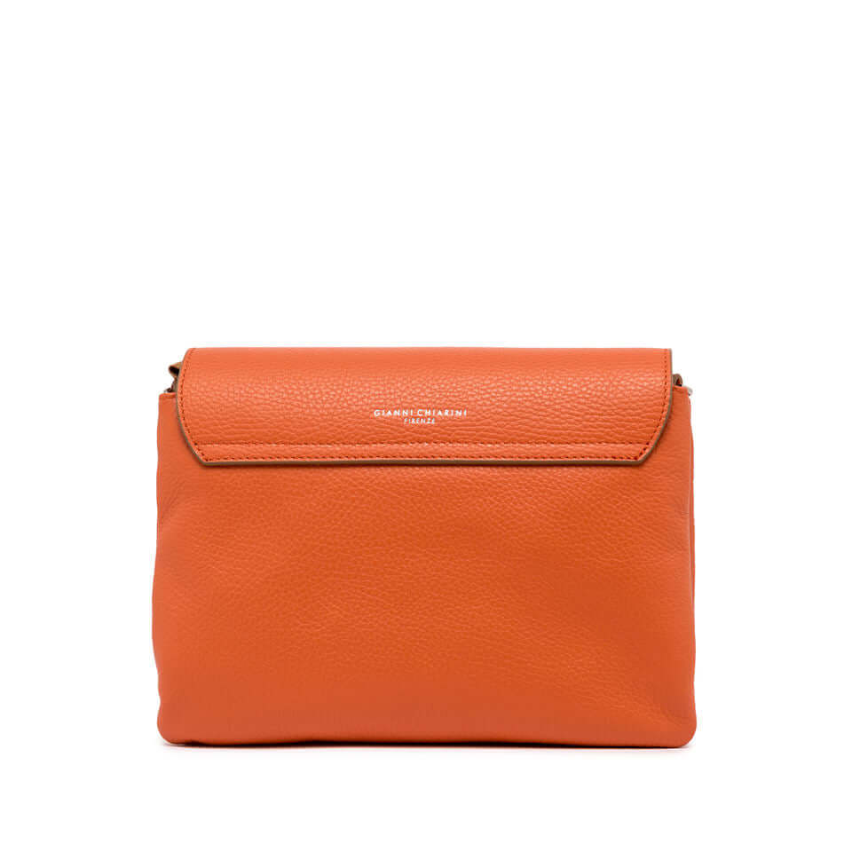 Borsa Three Gianni Chiarini Firenze in pelle martellata arancione, elegante e versatile per look casual e serate.