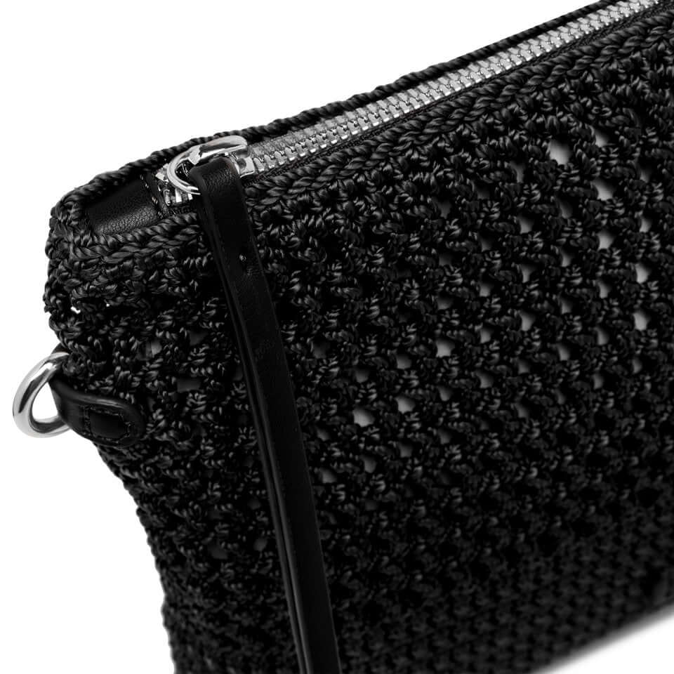 Pochette Victoria di Gianni Chiarini Firenze in tessuto uncinetto nero con dettagli in pelle e chiusura a zip.