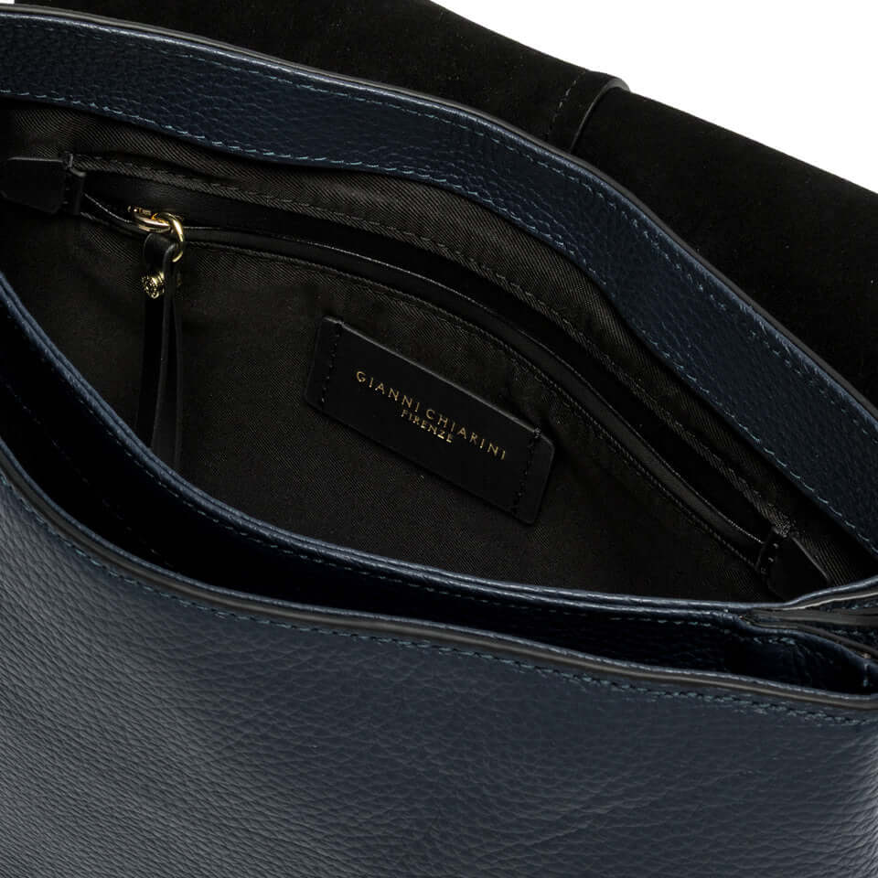 Dettaglio interno della borsa HELENA ROUND di Gianni Chiarini, mostra tasca e design pratico.