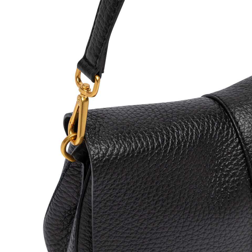 Dettaglio della tracolla della borsa HELENA ROUND di Gianni Chiarini, realizzata in pelle bubble con dettagli dorati.