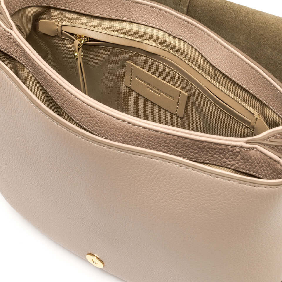 Dettaglio interno della borsa HELENA ROUND di Gianni Chiarini, con scompartimenti e tasca zip.